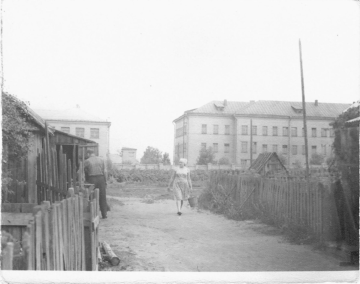 Корпуса больницы (4-й и 6-й) в середине 60-х годов. На переднем плане - жилые бараки сотрудников